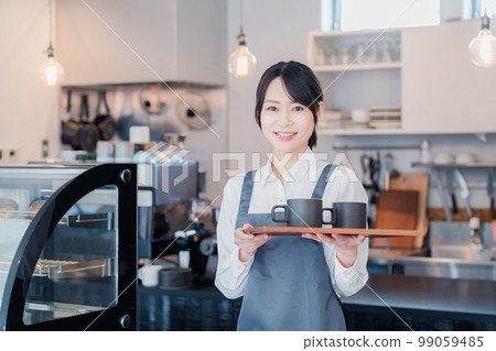 作為咖啡館大廳工作人員的女性 99059485