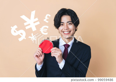帶著錢包微笑的年輕商人 99059486