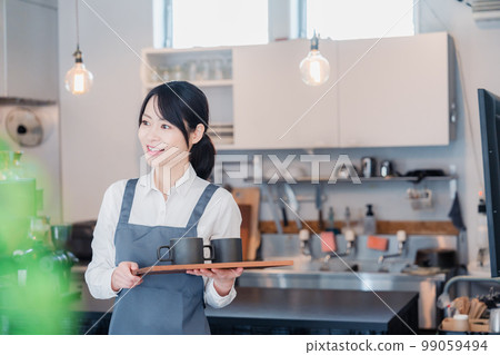 作為咖啡館大廳工作人員的女性 作為咖啡館大廳工作人員的女性 99059494