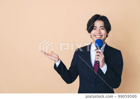 一個用麥克風說話的男人 99059500