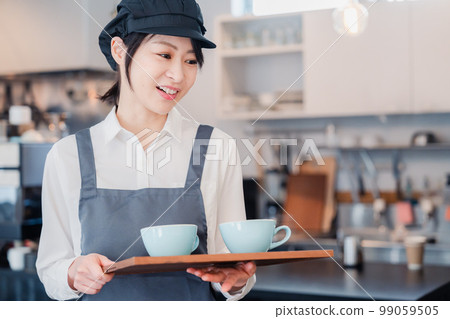 作為咖啡館大廳工作人員的女性 99059505