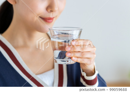 一個年輕的女人喝礦泉水 99059688