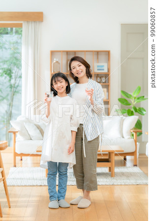 父母和孩子喝水豎起大拇指 99060857