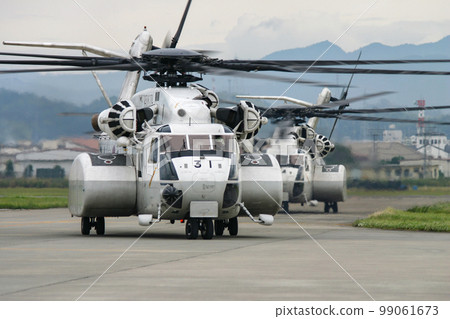 日本海上自衛隊大型直升機返回基地 99061673