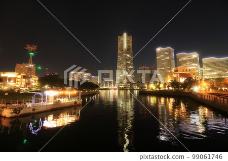 Night view of Yokohama reflected on the water surface Night view of Yokohama reflected on the water surface 99061746