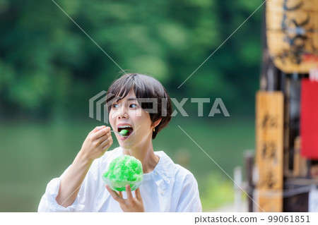 在旅遊景點吃刨冰的年輕女子 99061851