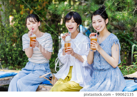 婦女在旅行時喝冰鎮糖果後休息 99062135