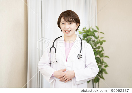 雙手合十微笑的女醫生 99062387