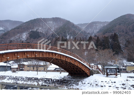 Snow-covered bridge (Kiso Bridge, Narai-juku, Shiojiri City, Nagano Prefecture) Snow-covered bridge (Kiso Bridge, Narai-juku, Shiojiri City, Nagano Prefecture) 99062403