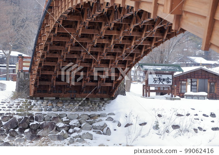 Snow-covered bridge (Kiso Bridge, Narai-juku, Shiojiri City, Nagano Prefecture) Snow-covered bridge (Kiso Bridge, Narai-juku, Shiojiri City, Nagano Prefecture) 99062416