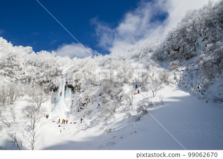 Scenery of Zao: Bodaira Highlands, Senninzawa icefall 99062670