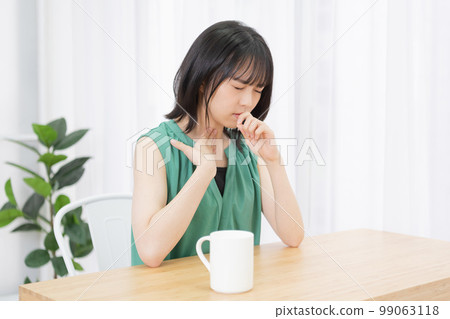 A young woman with a sore throat 99063118