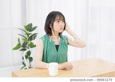 young woman listening 99063279