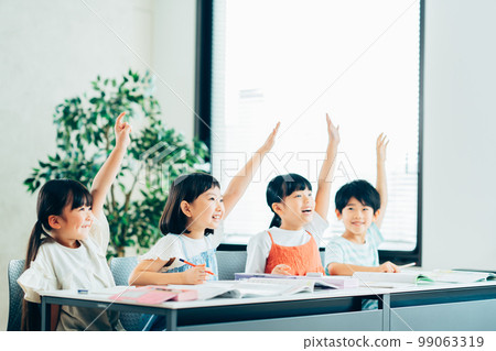 在補習班學習的小學生。 在補習班學習的小學生。 99063319