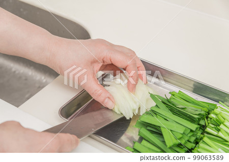 [Transfer the thinly sliced onion to the tray] 99063589