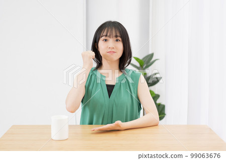 擺在客廳的一個少婦 99063676