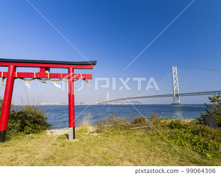Matsuho Ebisu Shrine torii and Akashi Kaikyo Bridge / 明石海峽大橋，日本 99064306