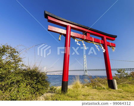 Matsuho Ebisu Shrine torii and Akashi Kaikyo Bridge / Akashi Kaikyo Bridge, Japan 99064312