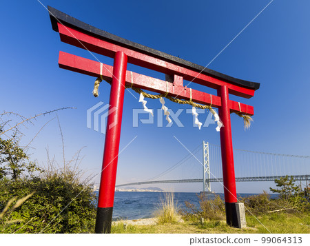 Matsuho Ebisu Shrine torii and Akashi Kaikyo Bridge / Akashi Kaikyo Bridge, Japan 99064313