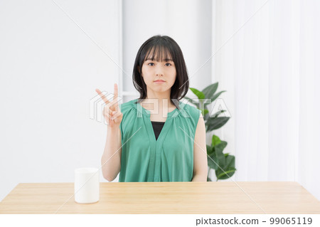 Woman showing the number 2 by hand Woman showing the number 2 by hand 99065119