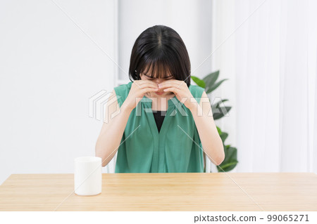 在客廳裡哭泣的年輕女人 在客廳裡哭泣的年輕女人 99065271