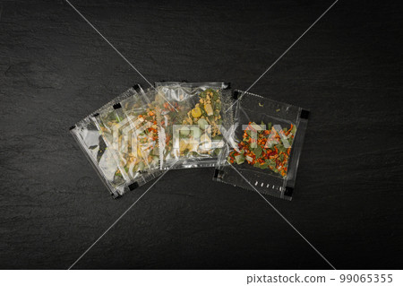 Small Spice Pouch, Dried Vegetables and Herbs Mix in Plastic Bag, Dry Peas, Greens, Dehydrated Food 99065355