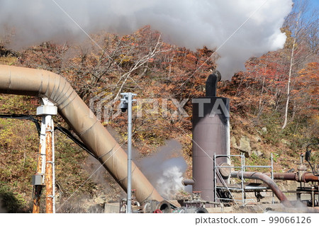 Steam blowing out from a geothermal well for geothermal power generation (Matsukawa Geothermal Power Plant, Hachimantai City, Iwate Prefecture) 99066126