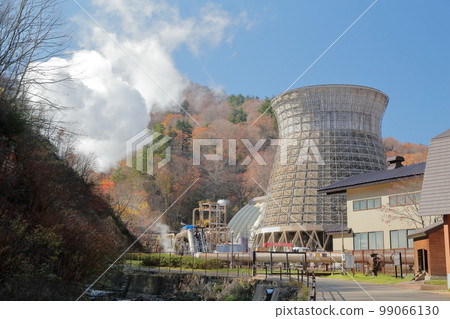 擁有巨大冷卻塔的地熱發電廠（岩手縣八幡平市松川地熱發電廠） 99066130