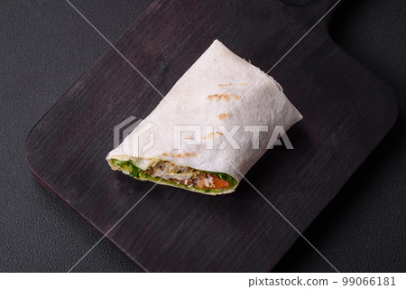 Delicious fresh roll with chicken, tomatoes, lettuce and cucumber in pita bread 99066181