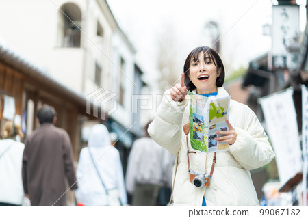 觀光,女人,旅行,微笑,一個人旅行,紀念照,相機女孩,旅行指南,小冊子,攝影,日本房屋,旅行 觀光,女人,旅行,微笑,一個人旅行,紀念照,相機女孩,旅行指南,小冊子,攝影,日本房屋,旅行 99067182