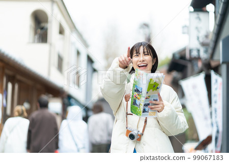 觀光，女人，旅行，微笑，一個人旅行，紀念照，相機女孩，旅行指南，小冊子，攝影，日本房屋，旅行 99067183
