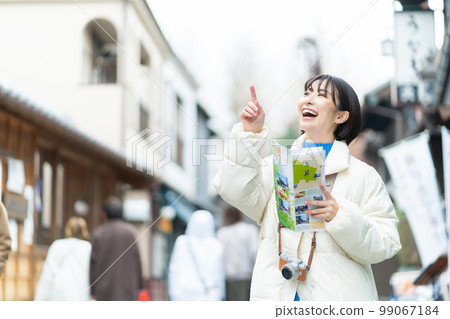 觀光，女人，旅行，微笑，一個人旅行，紀念照，相機女孩，旅行指南，小冊子，攝影，日本房屋，旅行 99067184
