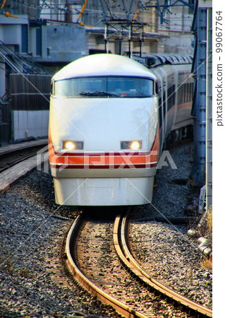 The scenery with the railroad crossing is just a few more away... The limited express Spacia runs fast through the downtown area at the foot of the tower. The scenery with the railroad crossing is just a few more away... The limited express Spacia runs fast through the downtown area at the foot of the tower. 99067764