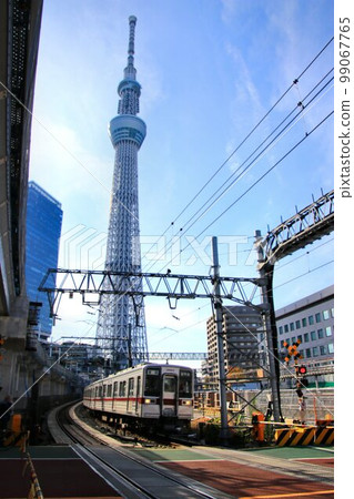 The scenery with the railroad crossing is just around the corner... A commuter-type stainless steel car that runs fast through the downtown area at the foot of the tower. The scenery with the railroad crossing is just around the corner... A commuter-type stainless steel car that runs fast through the downtown area at the foot of the tower. 99067765
