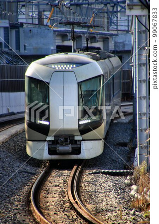 鐵路道口的景色近在咫尺……自由號特快列車在塔腳下快速穿過市區。 鐵路道口的景色近在咫尺……自由號特快列車在塔腳下快速穿過市區。 99067833
