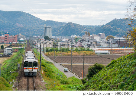 [Takayama Main Line] Early morning local train heading for Mino Ota 99068400