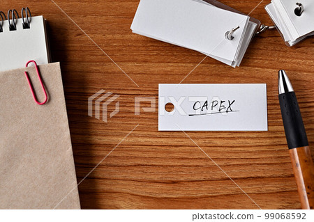 一張寫著 CAPEX 的單詞書的桌子 一張寫著 CAPEX 的單詞書的桌子 99068592