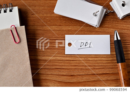 一張桌子上有一本寫成 DDI 的單詞書 一張桌子上有一本寫成 DDI 的單詞書 99068594