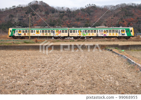 冬季穿過乾草的上信電鐵 500 型（舊西武 101 系列）列車_拍攝於 2022 年 12 月 17 日 99068955