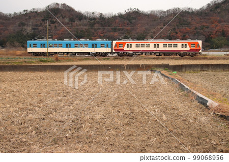 Gunma Prefecture Joshin Electric Railway's unique train_250 type_photographed on December 17, 2022 99068956