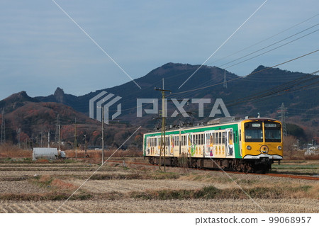 Series 500 (former Seibu Series 101) running with Mt. Myogi in the background_Taken on December 17, 2022 99068957
