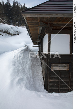 被雪掩埋的老房子，冬天嚴酷，福島縣只見町 99069024