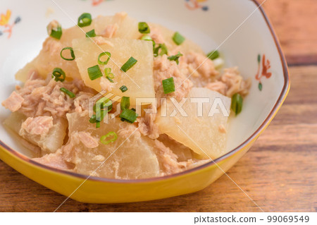 Boiled tuna and radish 99069549