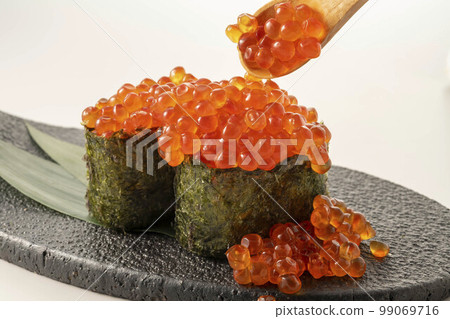 Ikura Gunkan:美味的Ikura Gunkan Gunkan Roll Ikura Gunkan:美味的Ikura Gunkan Gunkan Roll 99069716