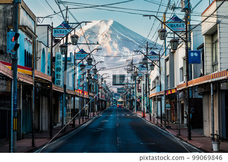 從本町二丁目商店街看到的“山梨縣”富士山和富士吉田市 從本町二丁目商店街看到的“山梨縣”富士山和富士吉田市 99069846