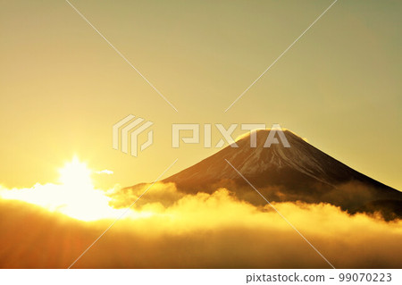 The sun at dawn, the sea of clouds, and Mt. Fuji The sun at dawn, the sea of clouds, and Mt. Fuji 99070223