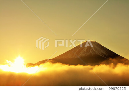 黎明時分的太陽，雲海和富士山 99070225