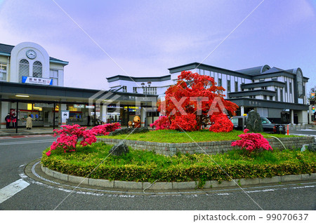Tatebayashi Station and azaleas in full bloom (Tatebayashi City, Gunma Prefecture) 99070637