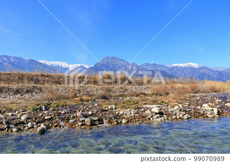 冬天的安曇野:穗高川的清流與北阿爾卑斯山 冬天的安曇野:穗高川的清流與北阿爾卑斯山 99070989
