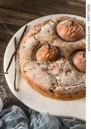 Delicious cake with pear and cinnamon Delicious cake with pear and cinnamon 99071606